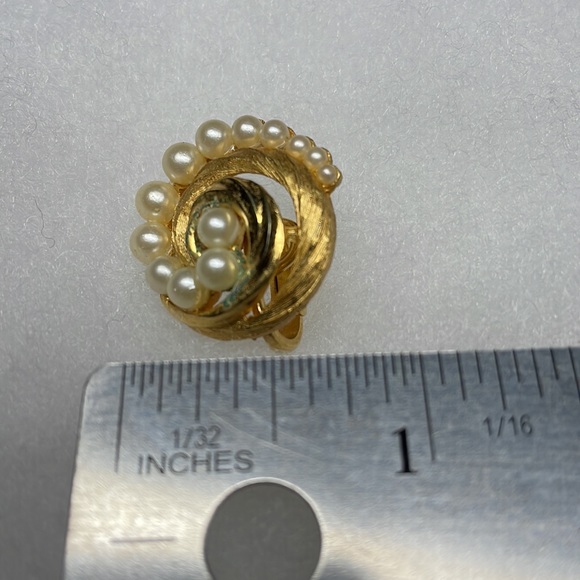 Trifari Single - Picture 5 of 8